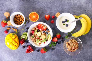 Sağlıklı yemek, meyveli kahvaltı, tahıl gevreği ve yoğurt.