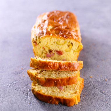 Jambonlu, zeytinli ve peynirli tatlı.