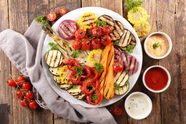 Kızarmış barbekü sebze ve sos.