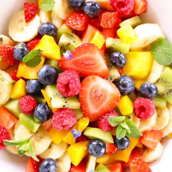 Frischer Obstsalat Auf Dem Tisch — Stockfoto