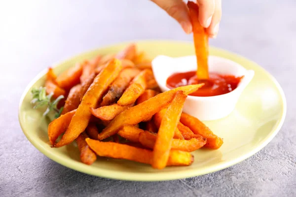 Gebratene Süßkartoffeln Und Ketchup — Stockfoto
