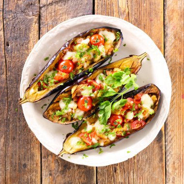 Domates ve mozarella ile fırında patlıcan.