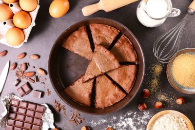 Lezzetli çikolatalı pasta ve malzemeler