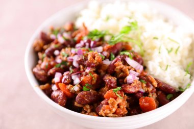 fasulye, kıyma ve baharat.