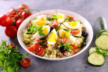 Yumurtalı pirinç salatası, domates ve salatalık.