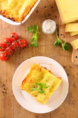 Kıyma ve peynirli lazanya.