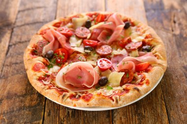 Jambonlu, peynirli ve domates soslu pizza.