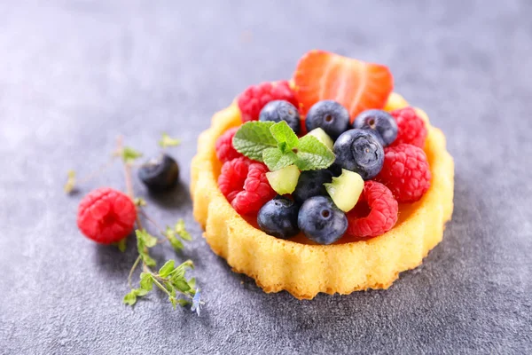 Tarta Frutas Con Fresas Arándanos Frambuesas — Foto de Stock