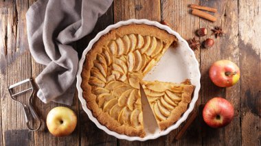 Ev yapımı elmalı turta ve baharat.