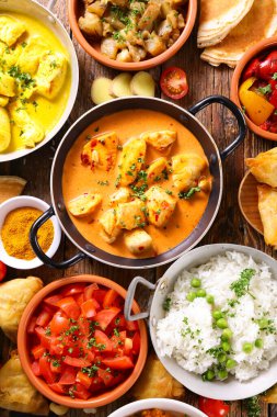 Çeşitli Hint yemekleri - naan, körili tavuk, dhal mercimek ve pilav