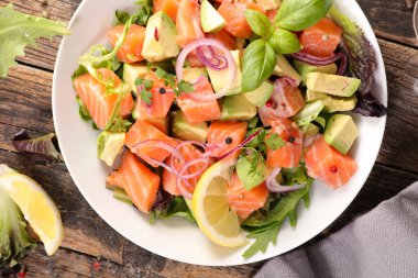 Somon ve avokado ile sebze salatası