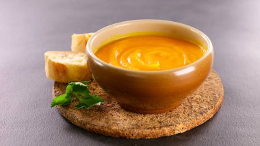 Bir kase kabak ya da havuç çorbası.