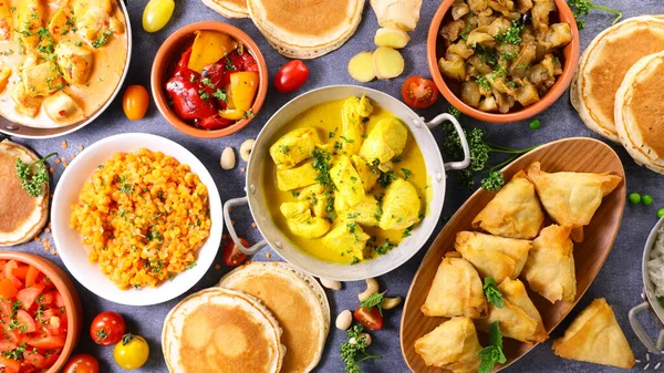 Indiai Ételválaszték Naan Curry Csirke Samosa Dhal Lencse — Stock Fotó