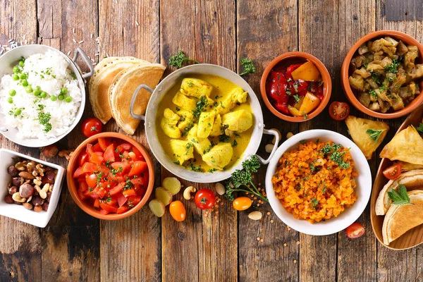 Válogatott Indiai Ételek Naan Curry Csirke Dhal Lencse Rizs — Stock Fotó