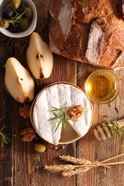 Camembert Bread Honey — Stock Photo, Image