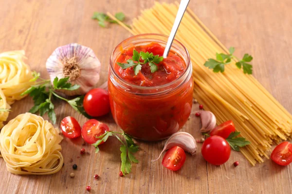 Molho Tomate Macarrão Fundo Madeira — Fotografia de Stock