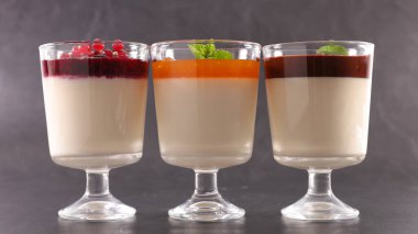 Bir bardak panna cotta - İtalyan tatlısı