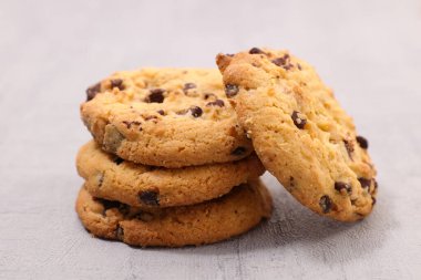 Çıtır çikolatalı kurabiyeler masada.