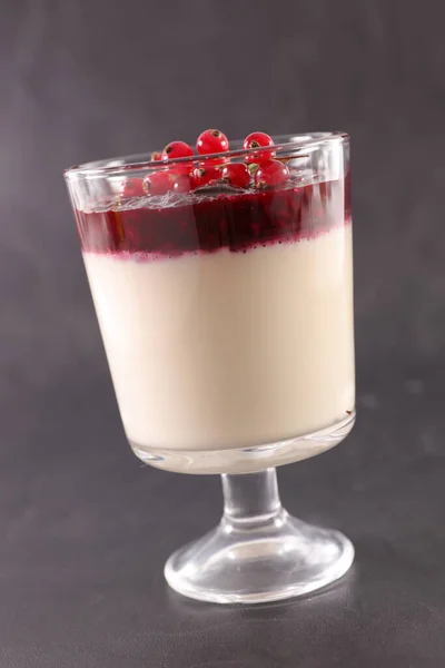 Glas Panna Cotta Mit Roter Johannisbeere — Stockfoto