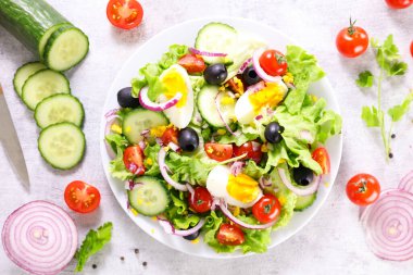 Yumurtalı sebze salatası, salatalık ve domates.