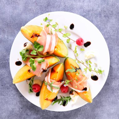 Jambon ve fesleğenli kavun dilimi