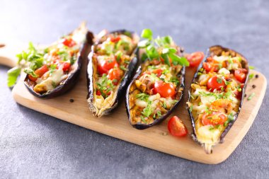 Sebze ve peynirli patlıcan dolması