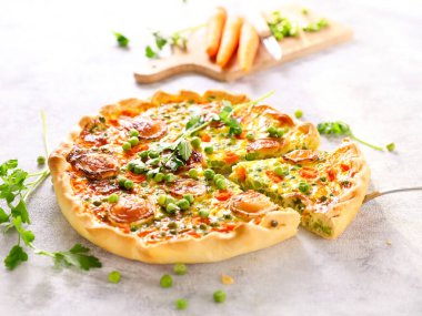 Bezelye, havuç ve peynirli kiş