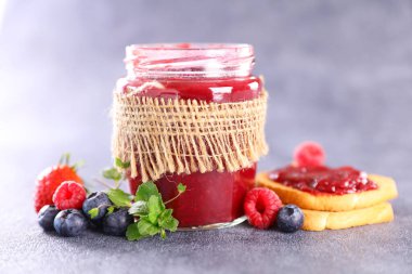 Meyveli ev yapımı reçel.