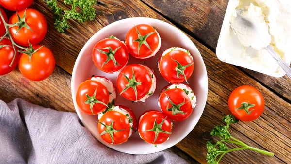 Guarnición Tomate Cherry Con Queso Crema Hierbas —  Fotos de Stock