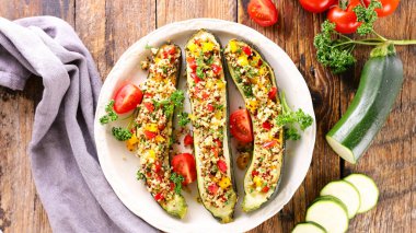 kinoa ve sebzeli fırında kabak.