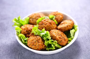 Falafel parçaları ve marul kasesi.