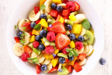 Taze meyve salatası - üst görünüm