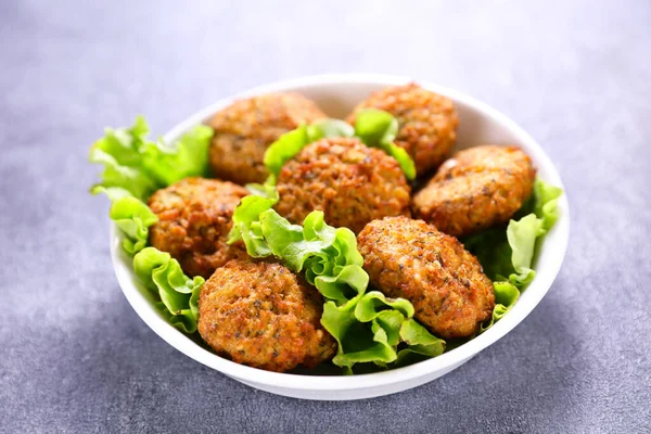 Pezzi Falafel Con Lattuga Sulla Ciotola — Foto Stock