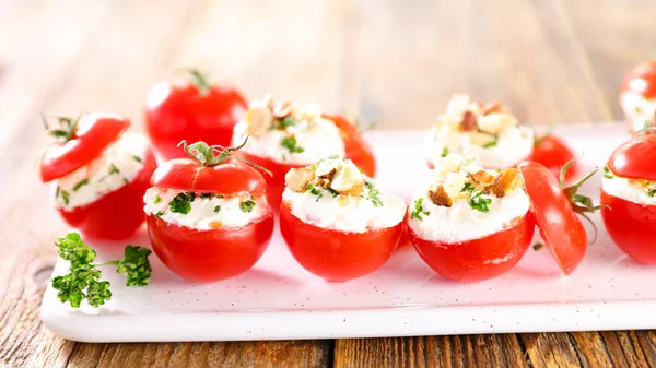 Tomate Cherry Relleno Con Crema Queso —  Fotos de Stock