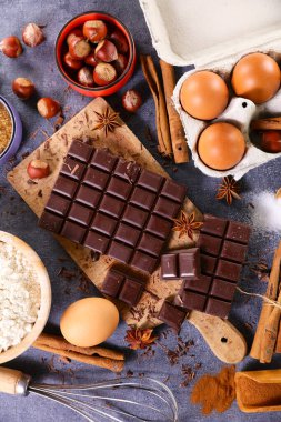 Pişirme arka planı: Un, yumurta ve baharatlı çikolata.