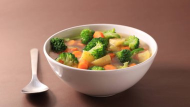 Bir kase sebze çorbası (brokoli, patates ve havuç))
