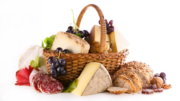 Weidenkorb Mit Brot Käse Und Salami Auf Weißem Hintergrund — Stockfoto