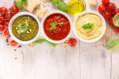 Farklı soslar ve malzemeler.