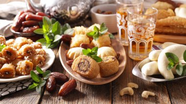 Arapça tatlı seçimi-baklava, nane çayı