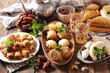 Arapça tatlı seçimi-baklava, nane çayı