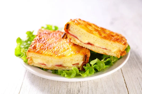 Kroque Monsieur Kızarmış Ekmek Peynirli Jambonlu — Stok fotoğraf