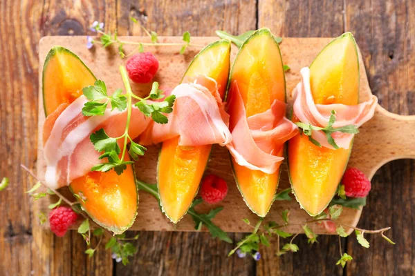 Melonenscheiben Mit Schinken Und Kräutern — Stockfoto