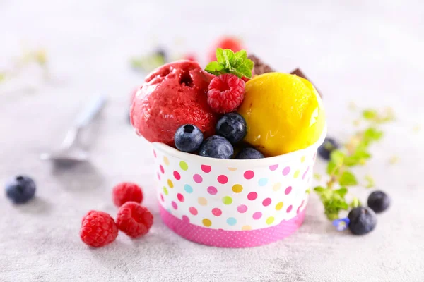 Eis Mit Erdbeere Und Blaubeere — Stockfoto