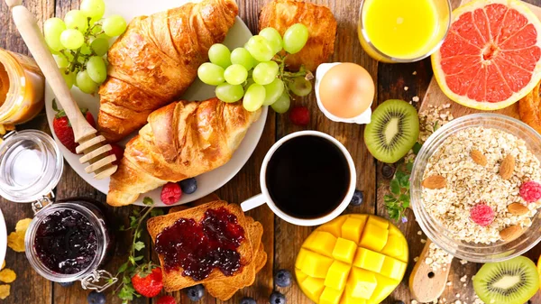 Frühstück Mit Kaffeetasse Mit Croissants Und Obst — Stockfoto