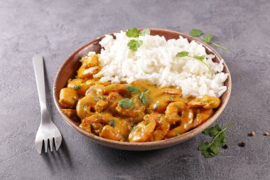 Kremalı ve körili ızgara şempanze.