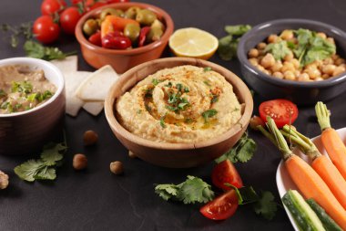 Humus, pide ekmeği ve zeytin.