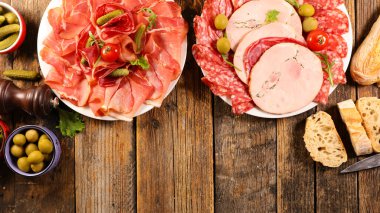 Salam, pastırma, ekmek ve peynirli jambon.