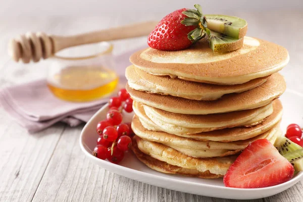 Haufen Pfannkuchen Und Beeren Früchte — Stockfoto