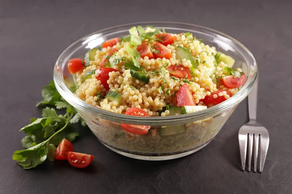 Nudelsalat Mit Tomaten Und Gurken — Stockfoto