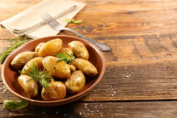 Patata Forno Con Rosmarino Fondo Legno — Foto Stock